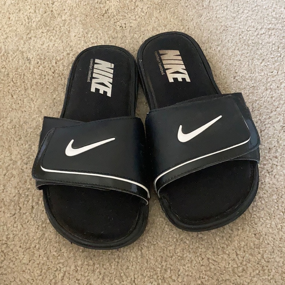 NIKE SLIDES